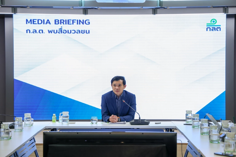 นายเอนก อยู่ยืน รองเลขาธิการ และโฆษก สำนักงานคณะกรรมการกำกับหลักทรัพย์และตลาดหลักทรัพย์ (ก.ล.ต.)