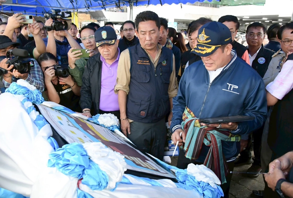 “ธรรมนัส” ลุยอุบลฯ เร่งช่วยน้ำท่วม แจกถุงยังชีพ 2,000 ชุด เยียวยาชาวบ้าน