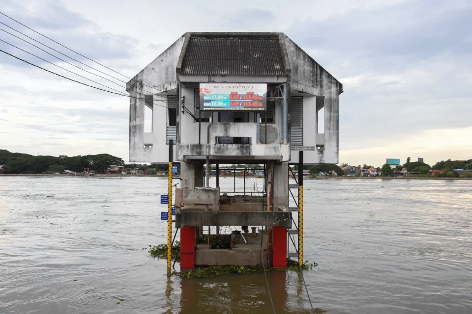 “ธรรมนัส” ลุยอุบลฯ เร่งช่วยน้ำท่วม แจกถุงยังชีพ 2,000 ชุด เยียวยาชาวบ้าน