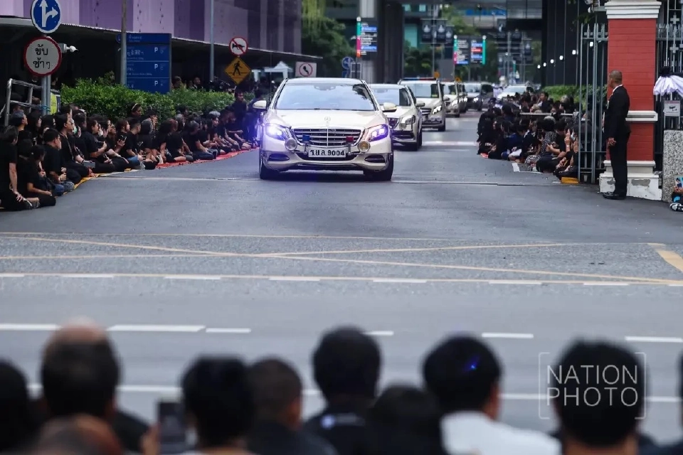 'ในหลวง-พระราชินี' เสด็จฯ เชิญพระบรมศพ 'สมเด็จพระพันปีหลวง'