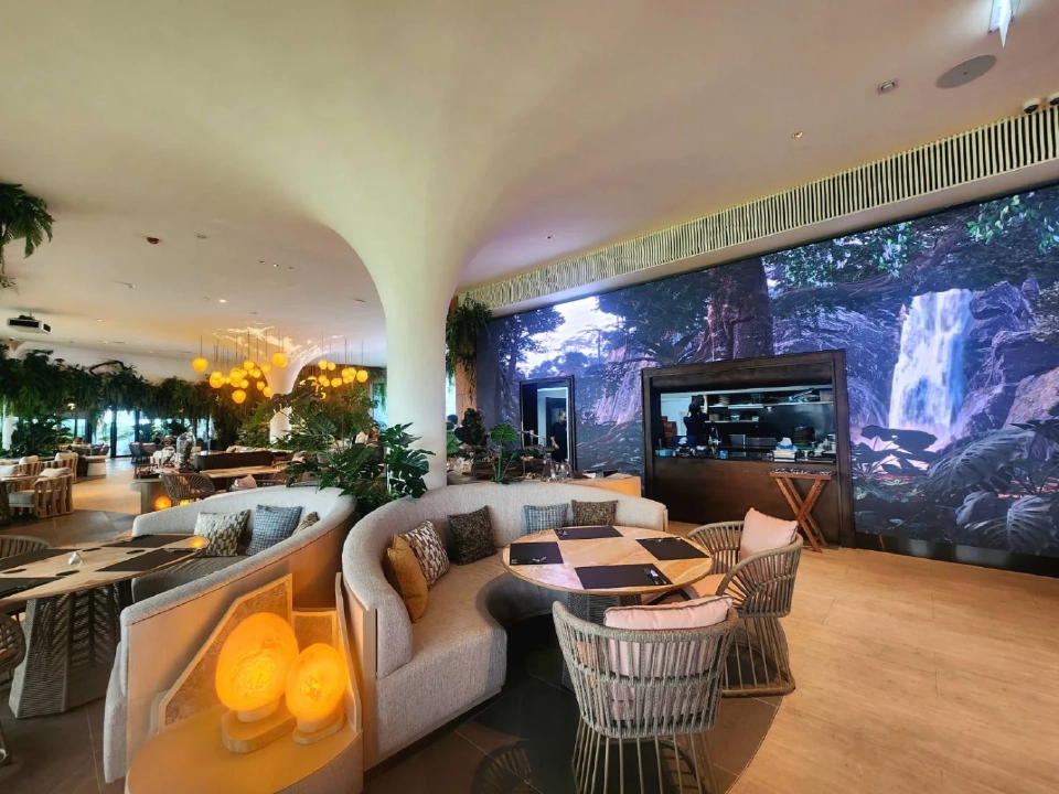 ว๊าวๆ '𝗙𝗼𝘀𝘀𝗶𝗹 & 𝗙𝗹𝗮𝗺𝗲' ร้านอาหารจูราสสิก เวิล์ด นอกธีมปาร์คแห่งแรกของโลก