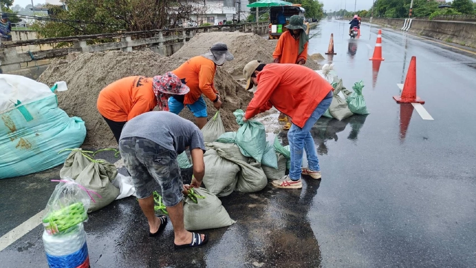 น้ำท่วมหนัก ‘ทางหลวง’ สั่งซ่อมถนน ช่วยผู้ประสบภัย 3 จังหวัด