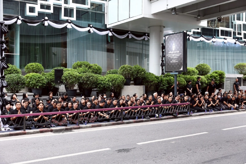 สยามพิวรรธน์และประชาชนร่วมถวายความอาลัยสมเด็จพระบรมราชชนนีพันปีหลวง