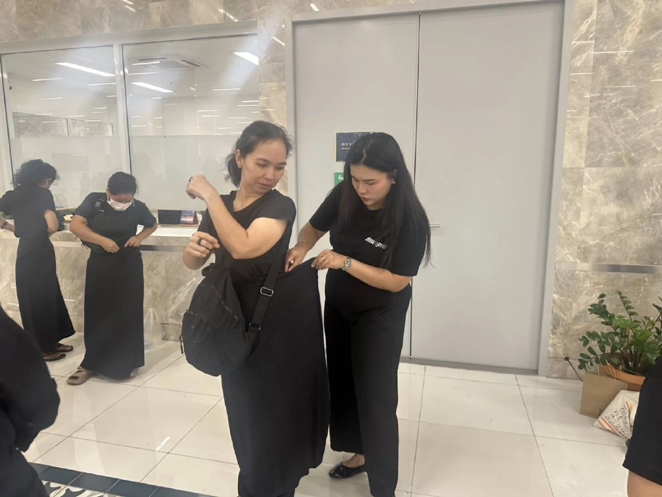 เปิดยืมกระโปรง-ผ้าถุงฟรี ถวายสักการะเบื้องหน้าพระฉายาลักษณ์“สมเด็จพระพันปีหลวง”