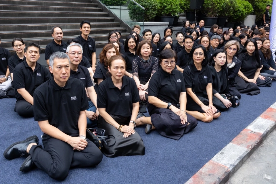 สยามพิวรรธน์และประชาชนร่วมถวายความอาลัยสมเด็จพระบรมราชชนนีพันปีหลวง