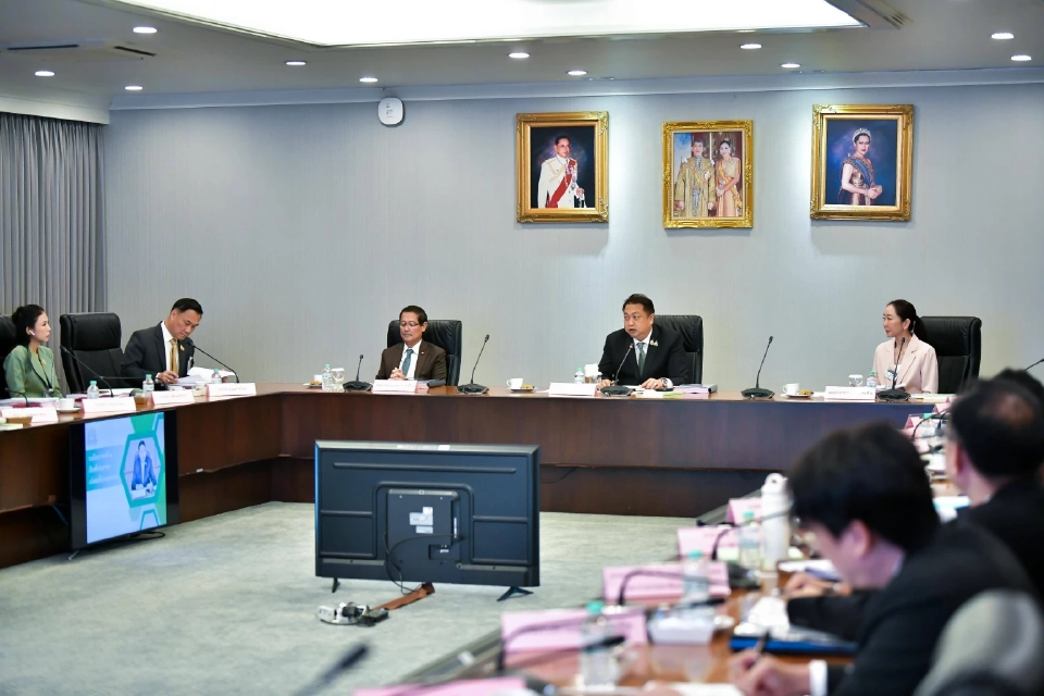 นายสุชาติ ชมกลิ่น รองนายกรัฐมนตรีและรัฐมนตรีว่าการกระทรวงทรัพยากรธรรมชาติและสิ่งแวดล้อม เป็นประธานการประชุมคณะกรรมการสิ่งแวดล้อมแห่งชาติ (กก.วล.)