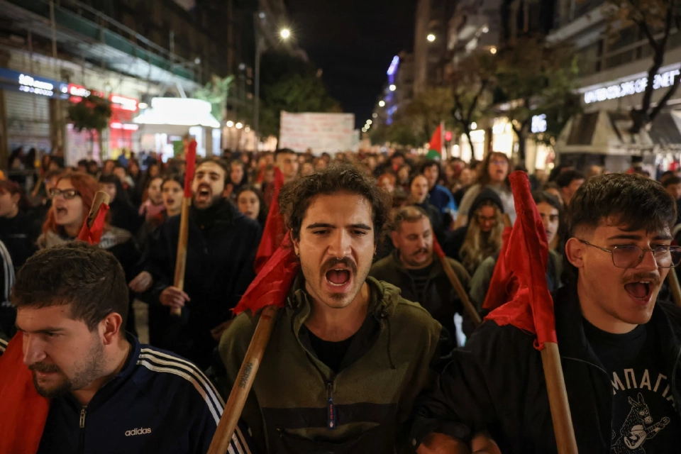 ผู้ประท้วงฝ่ายสนับสนุนปาเลสไตน์ตะโกนคำขวัญขณะที่พวกเขาประท้วงหลังจากที่อิสราเอลสกัดกั้นเรือบางลำของกองเรือ Global Sumud Flotilla ซึ่งมีเป้าหมายที่จะไปถึงฉนวนกาซาและทำลายการปิดล้อมทางทะเลของอิสราเอล ในเมืองเทสซาโลนิกิ ประเทศกรีซ 