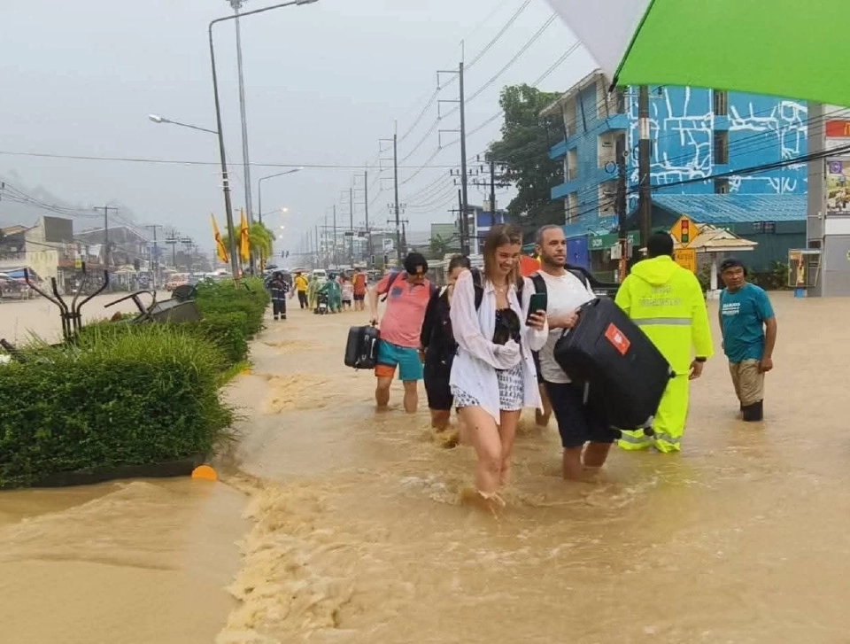 เปิดภาพ 'น้ำท่วมเขาหลัก จ.พังงา' น้ำป่าทะลักกลางแหล่งท่องเที่ยว