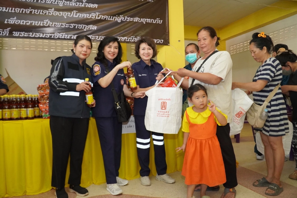 “ป่อเต็กตึ๊ง”ซับน้ำตาผู้ประสบภัยน้ำท่วม 4 จังหวัด ถวายเป็นพระราชกุศล