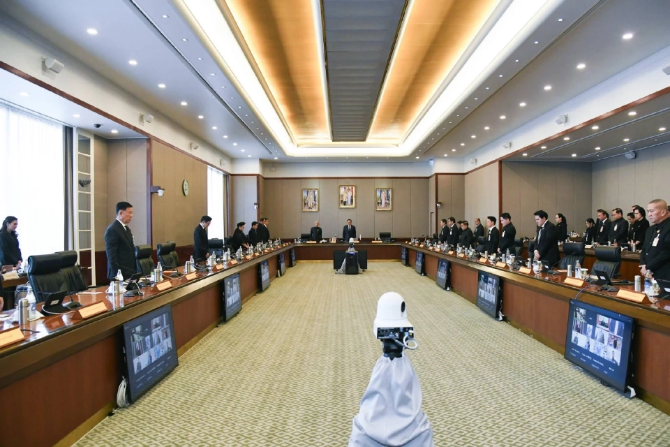 นายกฯ นำครม. ยืนสงบนิ่งถวายความอาลัย พระบรมราชชนนีพันปีหลวง สวรรคต