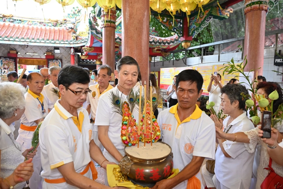 มูลนิธิป่อเต็กตึ๊งจัดพิธีอัญเชิญกิ้วอ๊วงฮุกโจว เปิดงานกินเจ ปี 2568