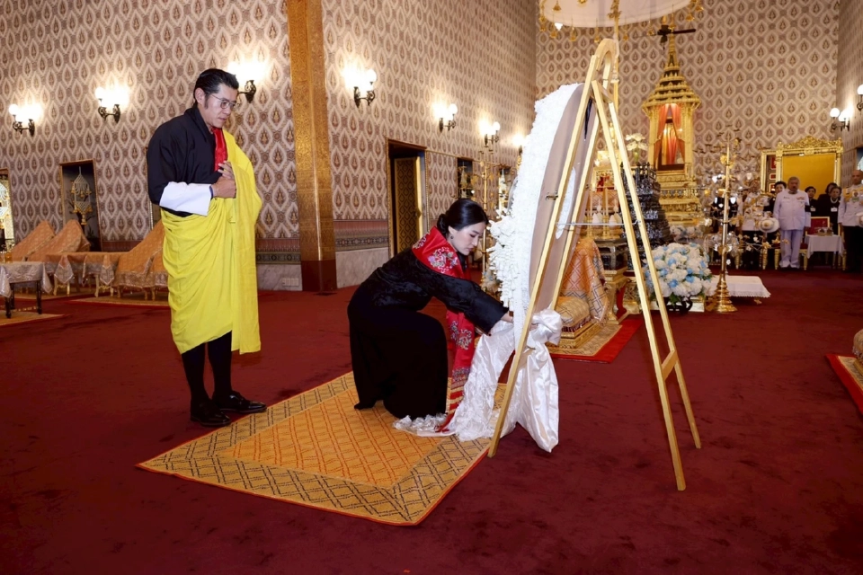 กษัตริย์จิกมี-พระราชินี เสด็จวางพวงมาลา ถวายราชสักการะพระบรมศพ พระบรมราชชนนีพันปีหลวง