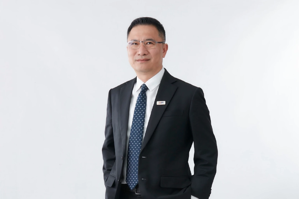 นายชลัช รัตนบุญนิธิ กรรมการผู้จัดการ EXIM BANK