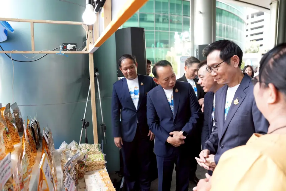 พลังงานผนึก กฟผ.-บิ๊กน้ำมัน ดันสินค้าชุมชนวางขายปั๊มทั่วประเทศ