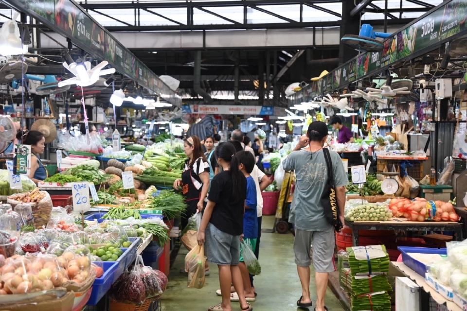 'เทศกาลกินเจ' ตลาดยิ่งเจริญ คึกคัก ประชาชนแห่ซื้อ ผัก–วัตถุดิบ ลดสูงสุด 56%