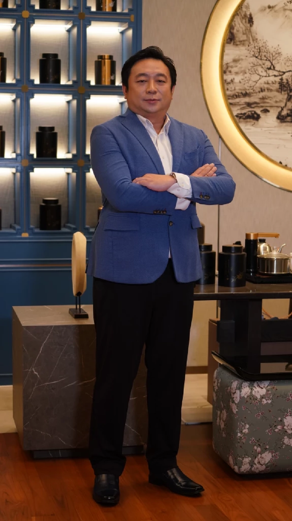 ไป : FB / BD / X (ตั้งเวลายิงข่าว 07.30 น.)  https://www.thansettakij.com/finance/stockmarket/641259  คำในปก : PLUS เร่งเครื่องโกยออเดอร์ส่งออกสหรัฐฯ มั่นใจยอดขายโต 10-15% เข้าเป้า  แคปชั่น : \'กิตติ วชิรจิรากร\' รองกรรมการผู้อำนวยการ บมจ.โรแยล พลัส หรือ PLUS เผยกับ \'ฐานเศรษฐกิจ\' ว่า แนวโน้มผลการดำเนินงานไตรมาส 4/68 จะยังเติบโตต่อเนื่อง จากความต้องการบริโภคน้ำมะพร้าวที่สูงในตลาดโลก โดยเฉพาะตลาดสหรัฐฯ และเอเชียที่ยังขยายตัวดี  ปัจจุบัน PLUS ส่งออกไปกว่า 11 ประเทศ โดยสัดส่วนรายได้หลักกว่า 80% มาจากตลาดอเมริกาและเอเชีย ทำให้บริษัทตั้งเป้ายอดขายปี 2568 โต 10 - 15% แตะระดับ 1,500 - 1,600 ล้านบาท พร้อมรักษาอัตรากำไรขั้นต้นไม่ต่ำกว่า 15- -20%  ขณะเดียวกัน บริษัทเดินหน้าขยายตลาดใหม่ใน “อเมริกาใต้” เพื่อสร้างฐานรายได้ระยะยาว และเตรียมเจรจาปรับราคาขายปลีกในสหรัฐฯ เพิ่มขึ้นราว 10% รวมถึงทำสัญญาระยะยาวกับพันธมิตรหลัก เพื่อรักษาเสถียรภาพรายได้และลดความผันผวนของต้นทุน  นอกจากนี้ ยังเปิดโอกาสพัฒนา Co-Brand กับพาร์ทเนอร์ท้องถิ่นต่างประเทศ เพื่อขยายผลิตภัณฑ์ใหม่โดยไม่ต้องแบกรับต้นทุนการตลาดเอง  ด้านผลกระทบจากการปรับขึ้นภาษีนำเข้าของสหรัฐฯ ที่ระดับ 19% บริษัทมองว่า “ไม่กระทบโดยตรง” ต่อผลประกอบการ เนื่องจากต้นทุนภาษีตกอยู่ที่ลูกค้าต่างประเทศ ขณะที่การปรับลดภาษีจาก 36% เหลือ 19% กลับเป็นปัจจัยบวกต่อราคาขายและกำลังซื้อของผู้บริโภค  โดย PLUS เตรียมกลยุทธ์ด้านขนส่งและพันธมิตรโลจิสติกส์รองรับไว้แล้ว เพื่อรักษาความสามารถในการแข่งขันและความต่อเนื่องของรายได้ในตลาดส่งออกหลัก