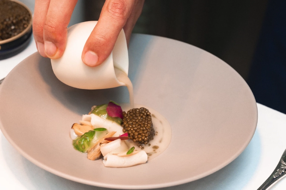 ค่ำคืนแห่งรสชาติ 'Blue x Baan Tepa' สองเชฟมิชลินร่วมรังสรรค์ดินเนอร์ริมเจ้าพระยา