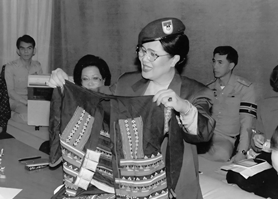 สมเด็จพระนางเจ้าสิริกิติ์ พระราชชนนีพันปีหลวง พระมารดาแห่งไหมไทย