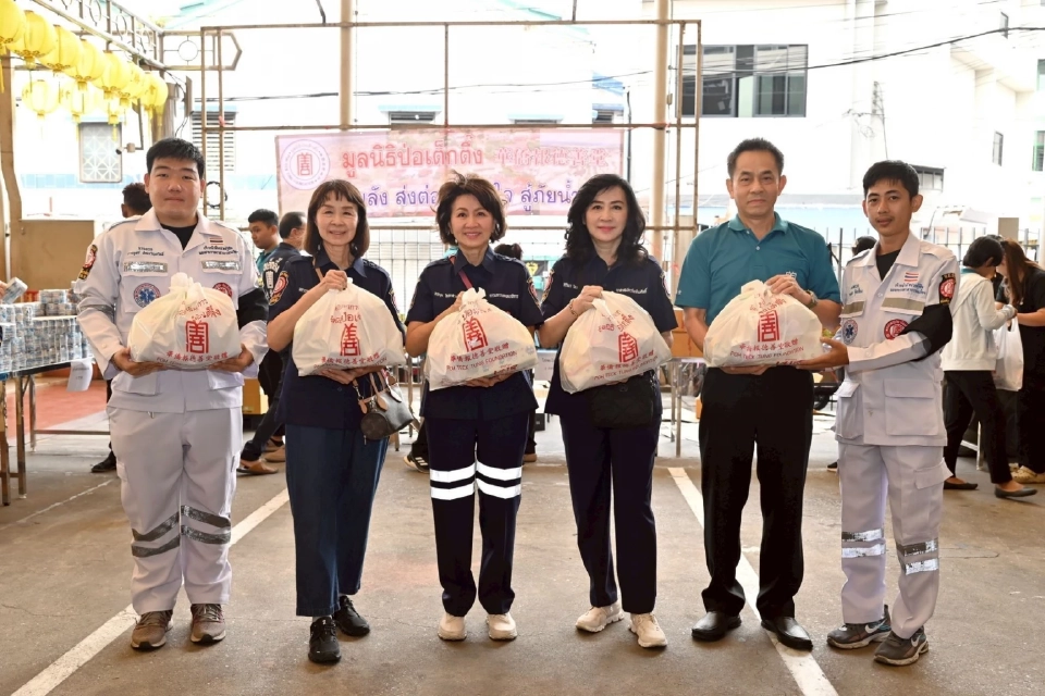 ป่อเต็กตึ๊งระดมกำลังส่งทีมลุยช่วยน้ำท่วมหาดใหญ่-แจกถุงยังชีพ