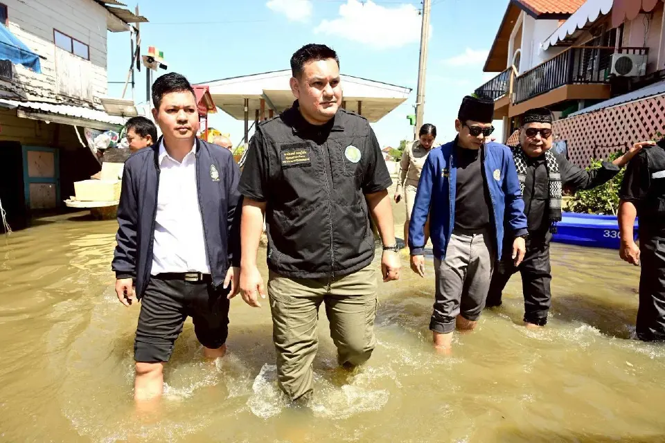 กระทรวงเกษตรฯ ระดมเครื่องบินฝนหลวง ลำเลียงเสบียงช่วยอุทกภัย ‘นราธิวาส–ชายแดนใต้’ กว่าพันชุด