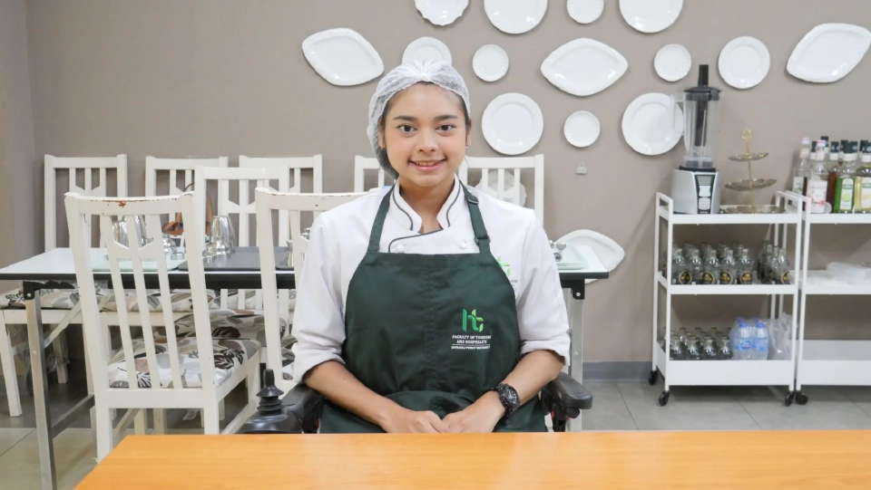 “น้องบีม - ภัทรดา แก้วผ่อง” นักศึกษาชั้นปีที่ 4 สาขาการโรงแรมและธุรกิจอาหาร DPU เจ้าของมงกุฎ Miss Wheelchair Thailand 2025 