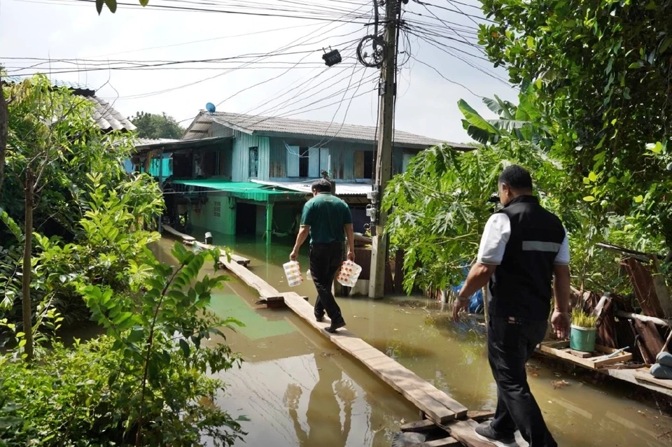“ซีพีเอฟอยู่เคียงข้างทุกวิกฤต” ส่งความช่วยเหลือถึงคนอ่างทอง เติมกำลังใจฝ่าน้ำท่วม 