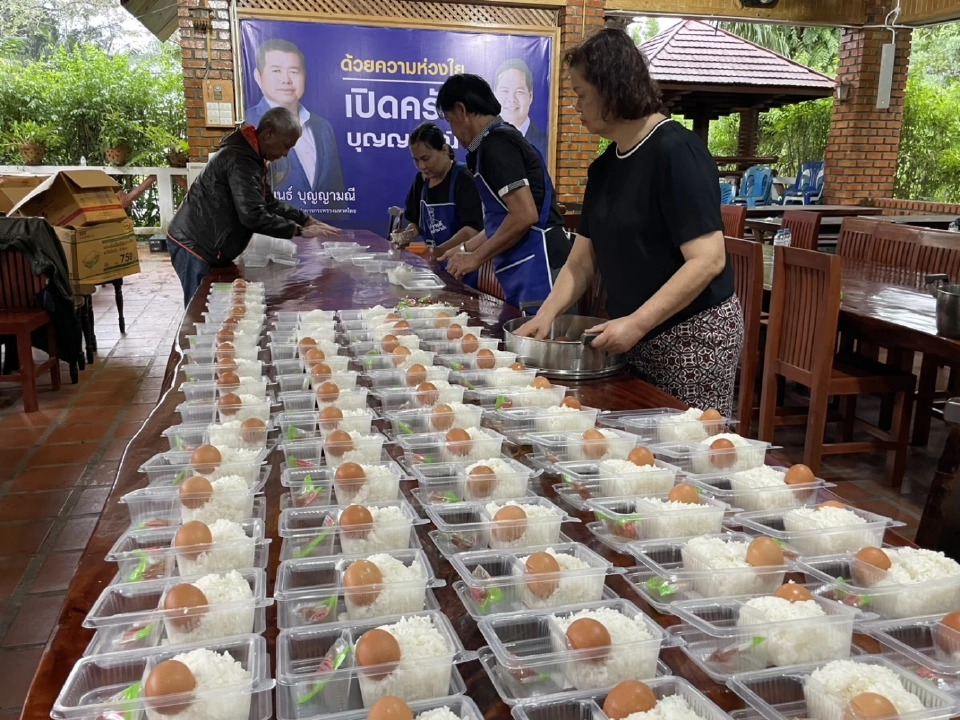 “นิพนธ์-สรรเพชญ”ส่งข้าวกล่องช่วยผู้ประสบภัยน้ำท่วมสงขลาต่อเนื่อง