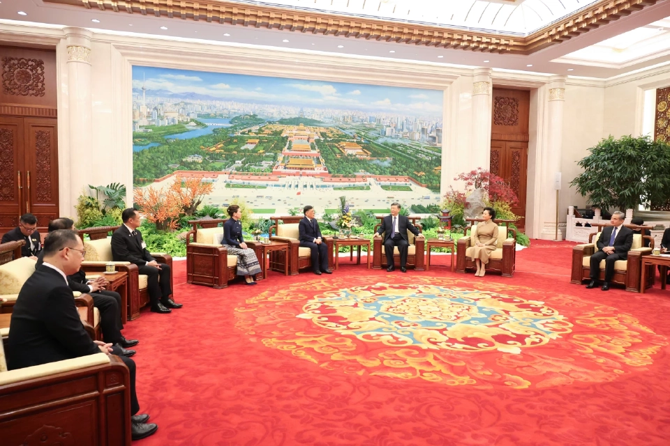 'ในหลวง-พระราชินี' เสด็จฯ จัตุรัสเทียนอันเหมิน พิธีสวนสนามรับเสด็จฯอย่างสมพระเกียรติ