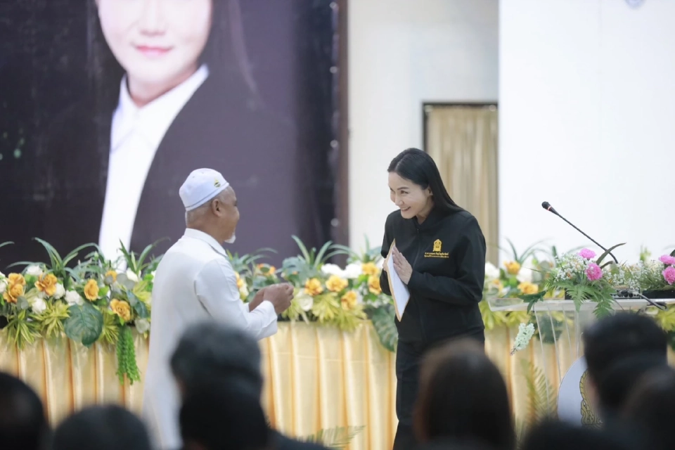 “นฤมล” ลงใต้ มอบทุนเด็กนราธิวาส–หนุน Learn to Earn เรียนไปสร้างรายได้ไป