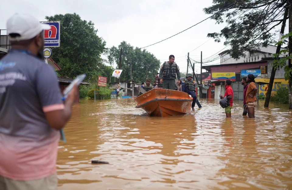 เรือกู้ภัยของกองทัพศรีลังกาปฏิบัติการในพื้นที่น้ำท่วม หลังจากฝนตกหนักในมัลวานา ศรีลังกา เมื่อวันที่ 29 พฤศจิกายน 2568 REUTERS