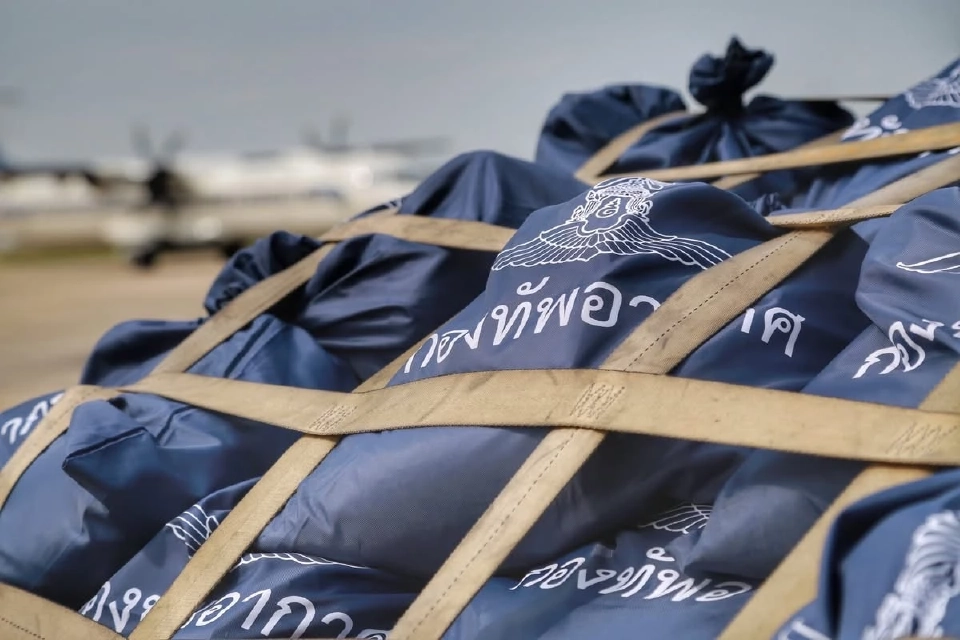 เครื่องบิน C-130 ลำเลียงสิ่งของเยียวยาน้ำท่วมภาคใต้ ถึงนหาดใหญ่แล้ว