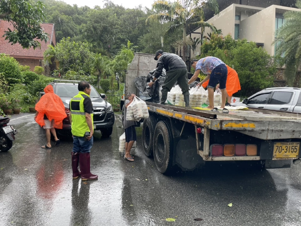 “นิพนธ์-สรรเพชญ”ส่งข้าวกล่องช่วยผู้ประสบภัยน้ำท่วมสงขลาต่อเนื่อง