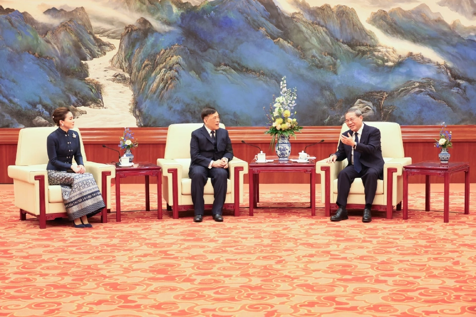 'ในหลวง-พระราชินี' เสด็จฯ จัตุรัสเทียนอันเหมิน พิธีสวนสนามรับเสด็จฯอย่างสมพระเกียรติ