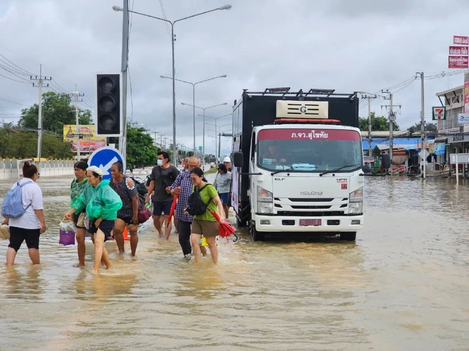 พายุ "คัลแมกี" ซัด รพ. 5 แห่ง สธ.แจ้งยังเปิดบริการได้ แม้เจอน้ำท่วม