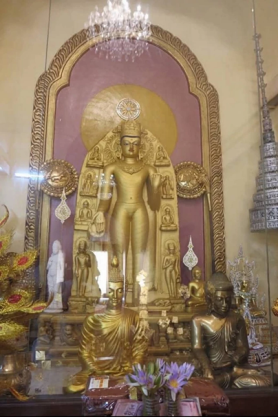 พระศรีอริยเมตไตย​ บนชั้นสองของวิหารโพธิ​  น้อยคนนักที่จะได้ขึ้นไปนมัสการ