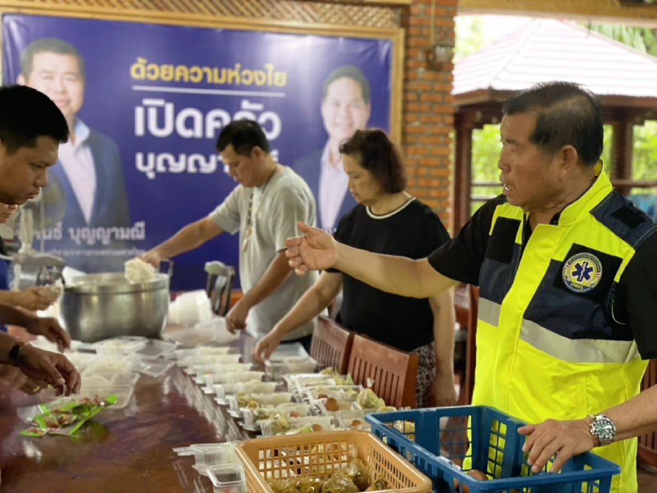 “นิพนธ์-สรรเพชญ”ส่งข้าวกล่องช่วยผู้ประสบภัยน้ำท่วมสงขลาต่อเนื่อง