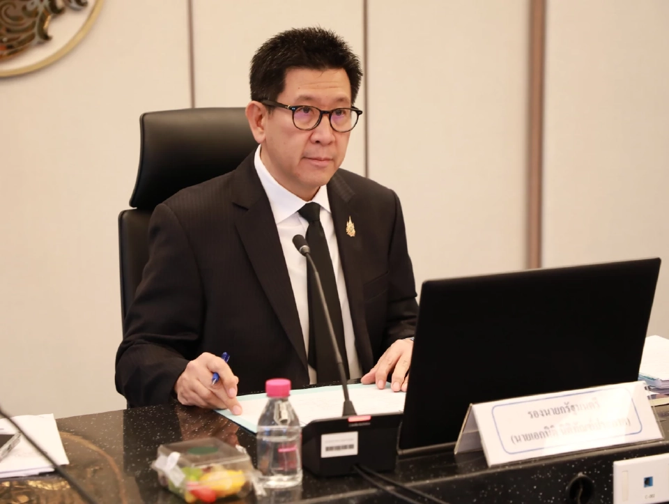 นายเอกนิติ  นิติทัณฑ์ประภาศ รองนายกรัฐมนตรีและรัฐมนตรีว่าการกระทรวงการคลัง