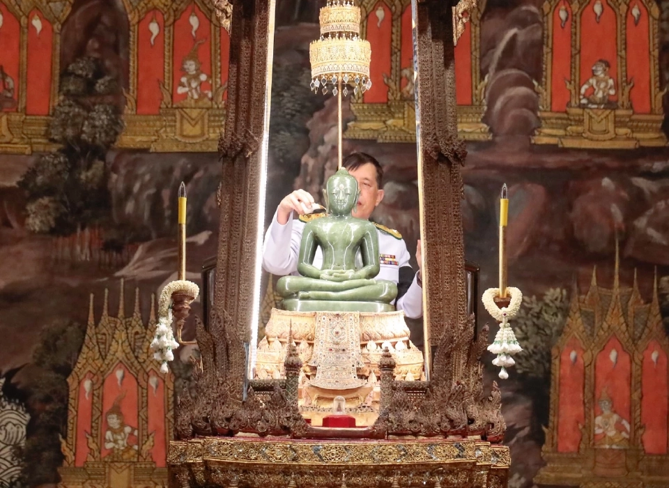 ในหลวง พระราชินี ทรงเปลี่ยนเครื่องทรงฤดูฝนเป็นเครื่องทรงฤดูหนาว ถวายพระแก้วมรกต