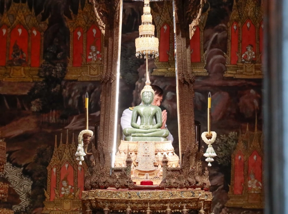 ในหลวง พระราชินี ทรงเปลี่ยนเครื่องทรงฤดูฝนเป็นเครื่องทรงฤดูหนาว ถวายพระแก้วมรกต