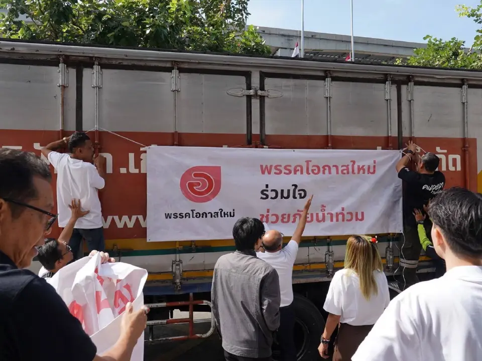 'จตุพร' นำทีมโอกาสใหม่ ส่งเรือ-วิทยุทรานซิสเตอร์ 2,000 ชุด ลุยน้ำท่วมหาดใหญ่