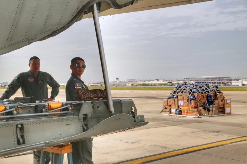 เครื่องบิน C-130 ลำเลียงสิ่งของเยียวยาน้ำท่วมภาคใต้ ถึงนหาดใหญ่แล้ว
