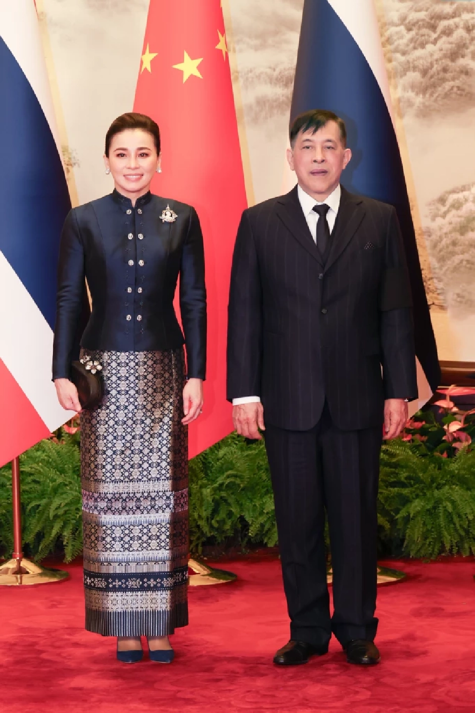 'ในหลวง-พระราชินี' เสด็จฯ จัตุรัสเทียนอันเหมิน พิธีสวนสนามรับเสด็จฯอย่างสมพระเกียรติ