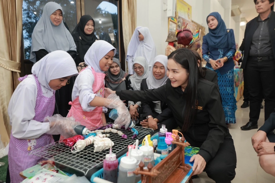 “นฤมล” ลงใต้ มอบทุนเด็กนราธิวาส–หนุน Learn to Earn เรียนไปสร้างรายได้ไป