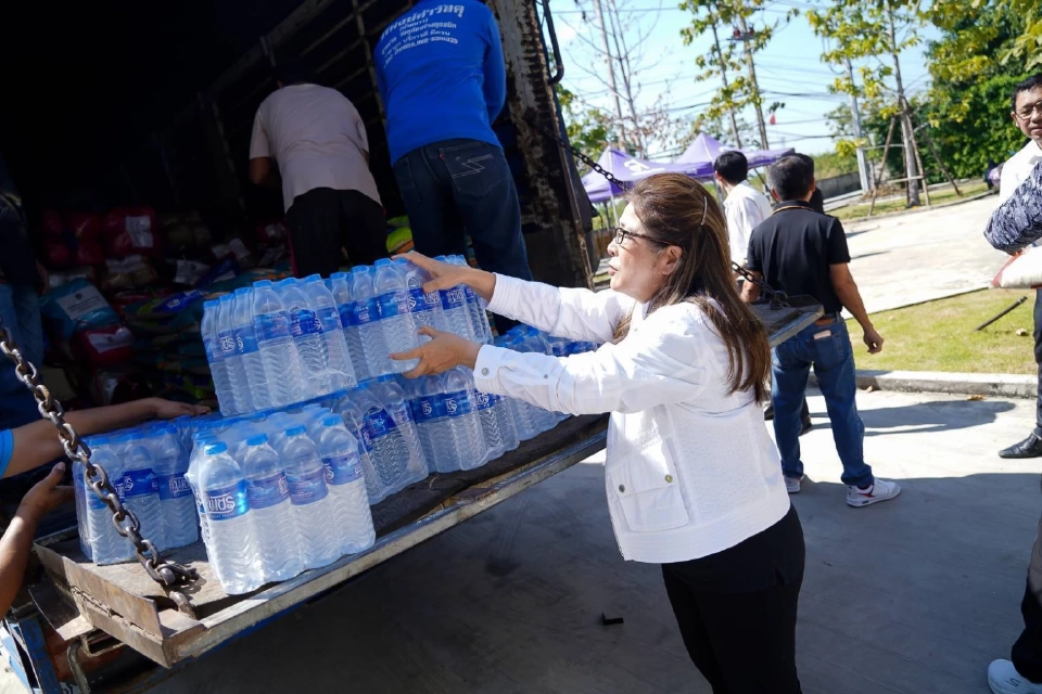 “สุดารัตน์”นำทีมไทยสร้างไทย ปล่อยคาราวานช่วยน้ำท่วมใต้