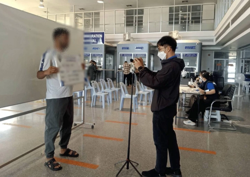 กองทัพบก อัปเดตสถานการณ์ชายแดนไทย-เมียนมา หลังพบแรงงานต่างชาติหลบหนีข้ามแดนมาฝั่งไทยกว่า 1,500 คน