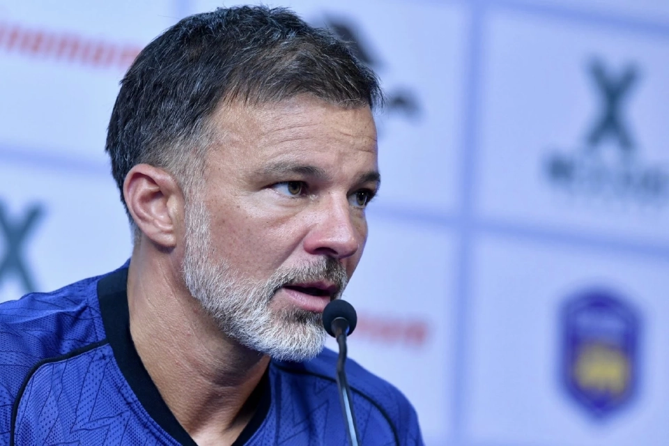 “แอนโธนี ฮัดสัน” หัวหน้าผู้ฝึกสอนฟุตบอลทีมชาติไทย 