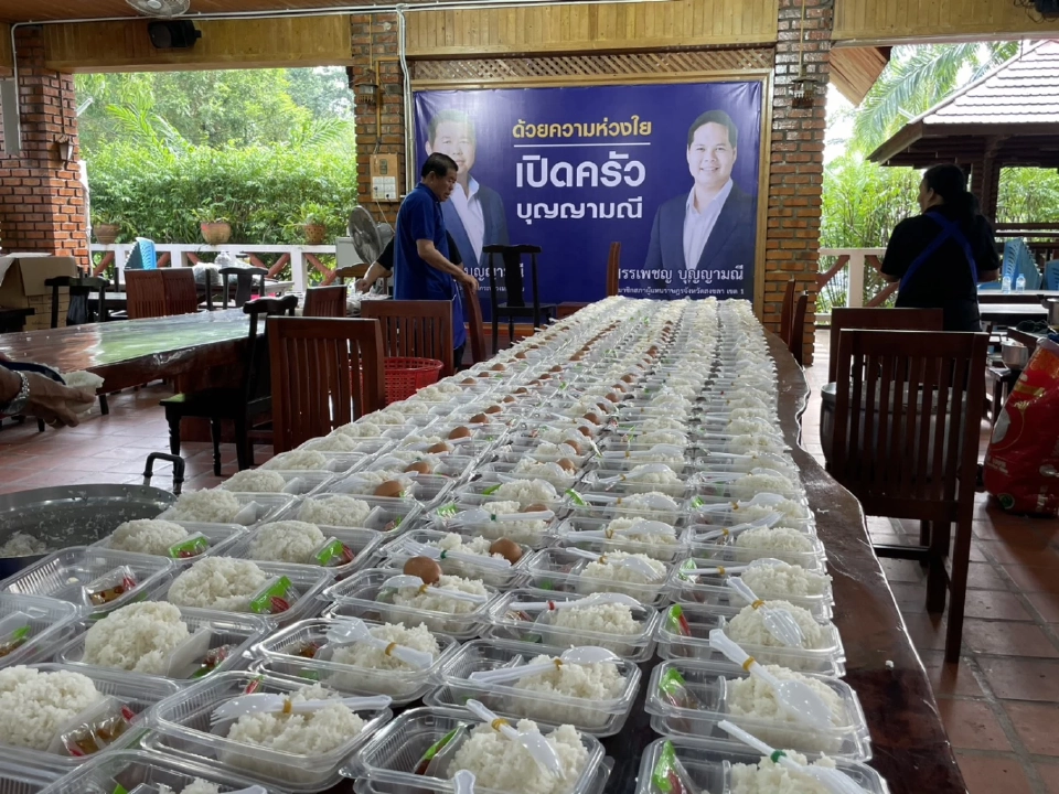 “นิพนธ์-สรรเพชญ”ลุยแจกอาหารช่วยผู้ประสบภัยน้ำท่วมสงขลา เป็นวันที่ 4