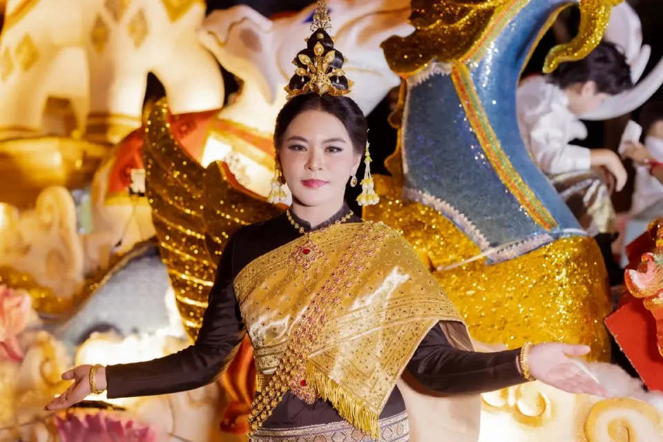 'ยี่เป็งเชียงใหม่' สุดอลังการ 'มาดามหยก' แต่งชุดไทยร่วมขบวนกระทงใหญ่