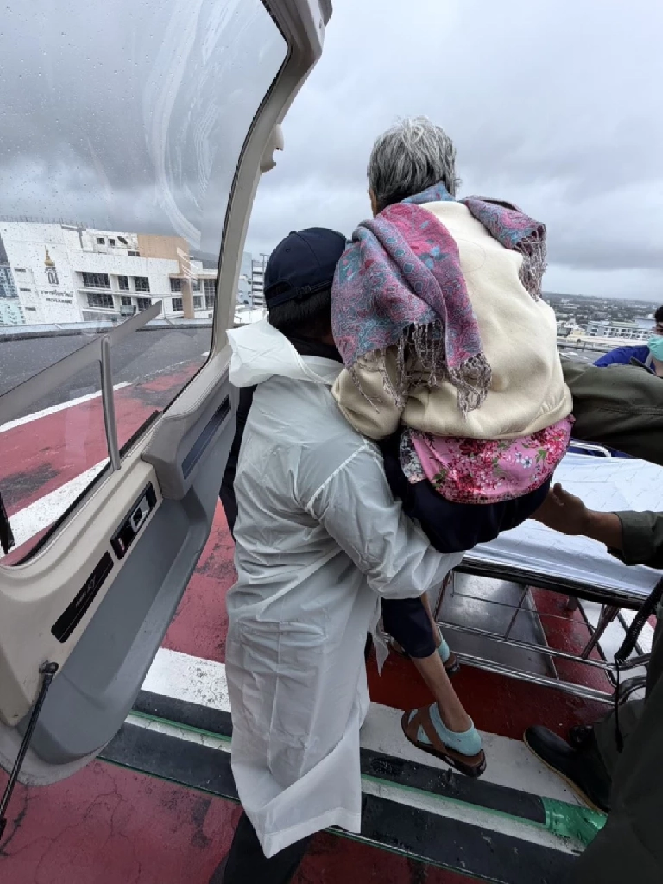 “ธรรมนัส”สั่ง ฮ.บินฝ่าน้ำท่วม รับผู้ป่วยฟอกไต 2 รายส่ง โรงพยาบาลปลอดภัย