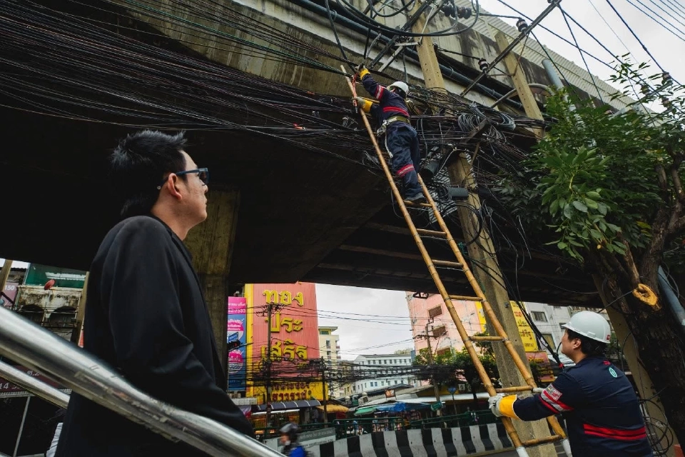 ‘TRUE’ จัดระเบียบสายสื่อสารถนนรามคำแหง รับซีเกมส์ 2025